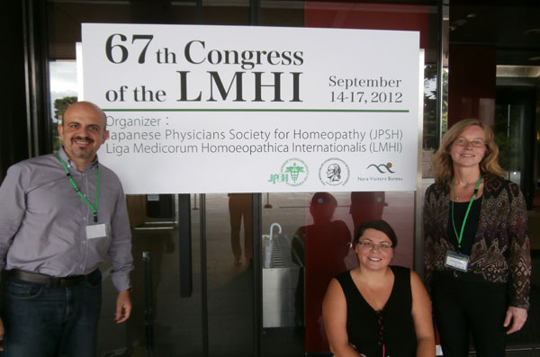 Docteur Lefteris Tapakis, Directeur d'Homéopathes de VC et Dr. Efsaia Chondrou avec Caroline Geiser, Exécutif d’ Affaires et de Relations Publiques de LMHI