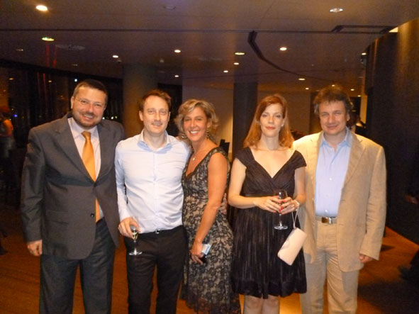 L'equipe de Vithoulkas Compass avec Dr. Alexander Tournier fondateur et directeur exécutif de HRI et Prof. Lilas au dîner de gala de samedi soir. 